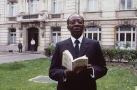 843041-leopold-sedar-senghor-ancien-president-du-senegal-academicien-poete-pose-le-10-mai-1985-a-tours.jpg